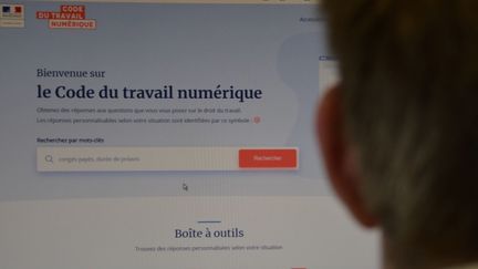 Un homme regarde le site du Code du travail numérique sur un écran. (JEAN-CHRISTOPHE BOURDILLAT / RADIO FRANCE)