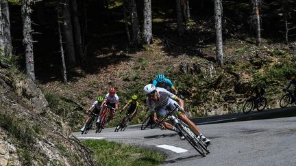 Warren Barguil (Fortuneo) à l'attaque dans une descente (JEFF PACHOUD / AFP)