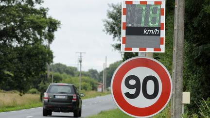 Une voiture circule sur une route de la r&eacute;gion Pays de la Loire o&ugrave; la vitesse est limit&eacute;e &agrave; 90km/h. (ALAIN LE BOT / PHOTONONSTOP / AFP)