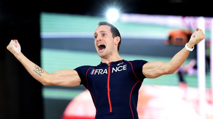 Renaud Lavillenie après sa victoire aux championnats du monde en salle, à Portland (Etats-Unis), le 17 mars 2016. (PHILIPPE MILLEREAU / AFP)