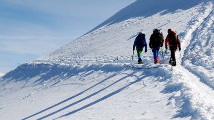 Des alpinistes quittent le refuge du Go&ucirc;ter, dans le massif du Mont-Blanc (Haute-Savoie), le 2 juillet 2013. (JEAN PIERRE CLATOT / AFP)