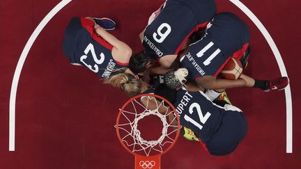 Les joueuses de l'équipe de France, lors de leur quart de finale face à l'Espagne, le 4 août 2021. (BRIAN SNYDER / AFP)