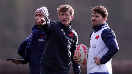 Jérôme Daret, entraîneur-sélectionneur de l'équipe de France de rugby à 7, explique à Antoine Dupont un exercice lors du premier entraînement du Toulousain, à Marcoussis, le 3 janvier 2024. (FRANCK FIFE / AFP)