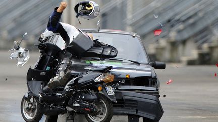 Simulation d'une collision entre un scooter et une voiture roulant &agrave; 70 km/h au Mans (Sarthe), le 2 octobre 2012. (JEAN-FRANCOIS MONIER / AFP)