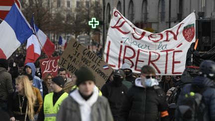 Manifestation contre le pass sanitaire et le pass vaccinal à Lyon, le 8 janvier 2022.&nbsp; (JOEL PHILIPPON / MAXPPP)