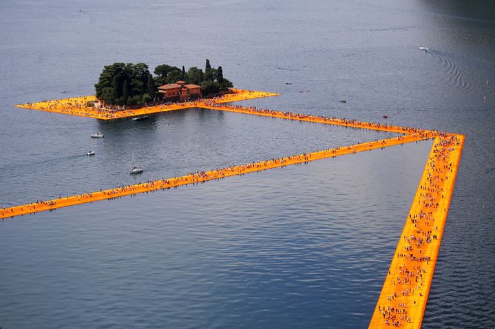 Foule de marcheurs sur les passerelles de Christo... (18 juin 2016)
 (Marco Bertorello / AFP)