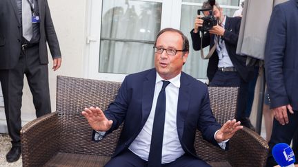 L'ancien président de la République François Hollande, mardi 22 août à Angoulême (Charente), pour le&nbsp;10e Festival du film francophone. (YOHAN BONNET / AFP)