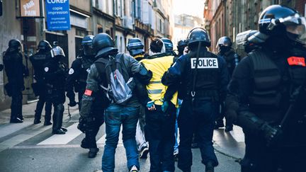 Une manifestante "gilet jaune" arrêtée par la police lors d'une manifestation à Toulouse, le 9 février 2019. (VALENTIN BELLEVILLE / HANS LUCAS / AFP)