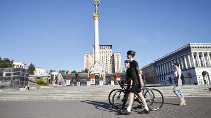 Des cyclistes présents sur la place de l'Indépendance, à Kiev, en Ukraine, le 31 mai 2022. (DOGUKAN KESKINKILIC / ANADOLU AGENCY / AFP)