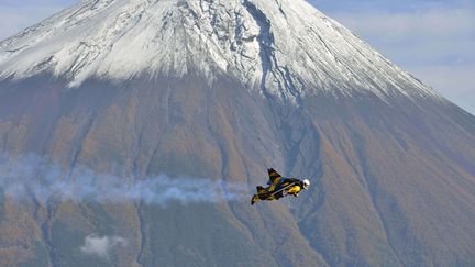 Yves Rossy, plus connu sous le pseudonyme de "Jetman" vole autour du mont Fuji (Japon), le 30 octobre 2013. (KATSUHIKO TOKUNAGA / AP / SIPA)