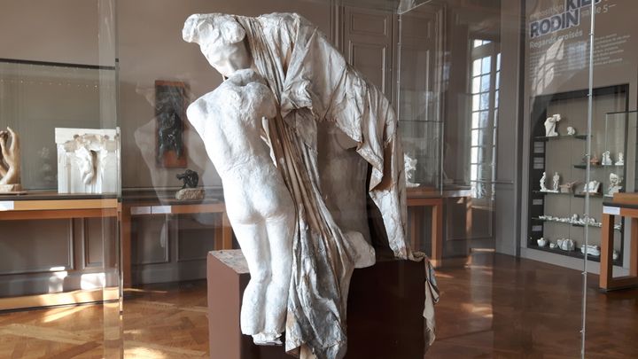 Sans doute réalisée vers 1900, "Absolution"&nbsp;de Rodin est une oeuvre magistrale unique composée de "morceaux" de figures connues ("Torse d'Ugolin assis", "La Terre", "Tête de la Martyre") et recouverte d'un grand drapé. (ANNE CHEPEAU / RADIO FRANCE)