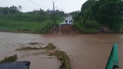 Guadeloupe : un décès confirmé par les autorités, les pluies s'intensifient