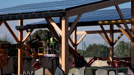 La commune de Saint-Joachim (Loire-Atlantique) a installé des panneaux solaires sur une structure en bois dans son cimetière. Elle a pour but de répondre à 20% des besoins des habitants. (France 2)