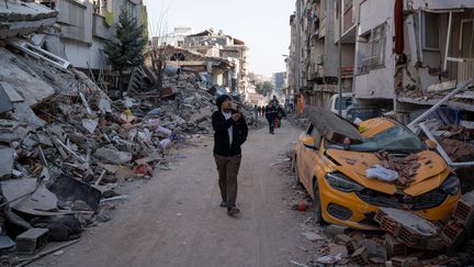 Des immeubles ravagés par le tremblement de terre qui a touché le sud-ouest de la Turquie et le nord-ouest de la Syrie, le 11 février 2023 à Hatay (Turquie). (ERHAN DEMIRTAS / NURPHOTO / AFP)