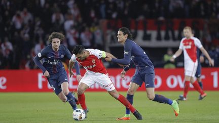 A l'image de Radamel Falcao devant Edinson Cavani, Monaco garde une longueur d'avance sur le PSG (STEPHANE ALLAMAN / STEPHANE ALLAMAN)