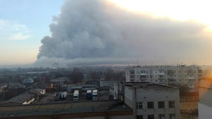 De la fumée s'échappe d'un dépot de munitions à Balakliia, dans l'est de l'Ukraine, jeudi 23 mars 2017. (? HANDOUT . / REUTERS / X80001)