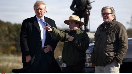 Le président élu Donald Trump et son conseiller, Steve Bannon (à droite), le 22 octobre 2016 à Gettysburg (Etats-Unis). (EVAN VUCCI / AP / SIPA)