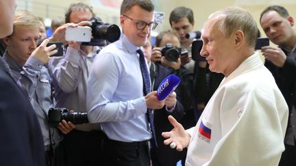 Vladimir Poutine apreès un entrainement avec l'équipe nationale russe de judo, à Sochi, le 14 février 2019. (MIKHAIL KLIMENTYEV / TASS)