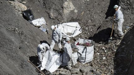 Des &eacute;quipes de recherche en train de collecter les d&eacute;bris de l'A320 dans les Alpes-de-Haute-Provence, le 13 avril 2015. ( AFP )