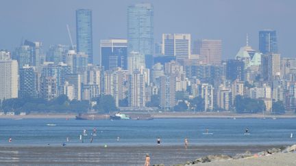 La ville de Vancouver en Colombie-Britannique, dans l'ouest du Canada, enveloppée dans un brouillard de chaleur,&nbsp;avec des températures records le lundi 29 juin 2021 (47,9° dans la ville de Lytton). Les écoles et les centres de vaccination sont restés fermés.&nbsp; (DON MACKINNON / AFP)