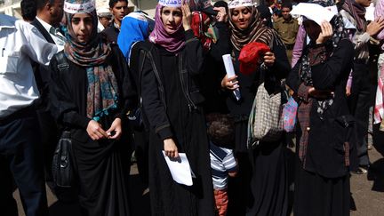 Des Y&eacute;m&eacute;nites manifestent le 24 novembre 2013 devant le tribunal de Sanaa (Y&eacute;men) en soutien &agrave;&nbsp;Houda al-Niran. (MOHAMMED HUWAIS / AFP)