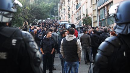 Des policiers surveillent le quartier des Jardins de l'Empereur, à Ajaccio, le 26 décembre 2015, alors qu'une salle de prière musulmane a été vandalisée la veille par des manifestants. (YANNICK GRAZIANI / AFP)