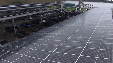 L'installation obligatoire de panneaux photovoltaïques sur tous les parkings extérieurs de plus de 1 500 m2 permettrait de réduire l'empreinte carbone et de faire des économies. (FRANCEINFO)