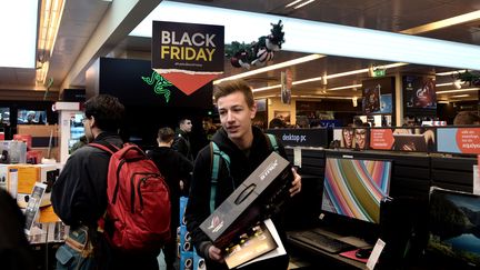 Le Black Friday à Thessalonique (Grèce), le 24 novembre 2017. (SAKIS MITROLIDIS / AFP)