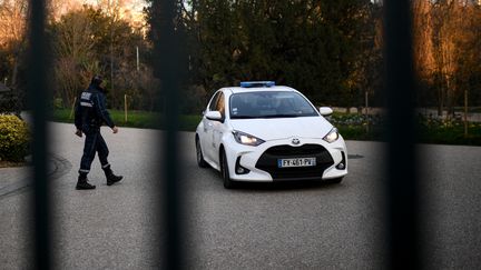 Un policier municipal patrouille dans le parc des Buttes-Chaumont, à Paris, le 13 février 2023. (CHRISTOPHE ARCHAMBAULT / AFP)