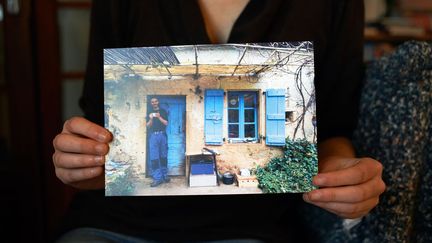 Une amie de Morgan montre une photo de lui devant sa maison, le 23 janvier 2021. (ALAIN PITTON / NURPHOTO via AFP)