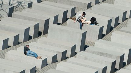 Bain de soleil sur les st&egrave;les du m&eacute;morial aux Juifs assassin&eacute;s d'Europe &agrave; Berlin (Allemagne), le 28 mars 2012. (SEBASTIAN KAHNERT / EPA / MAXPPP)