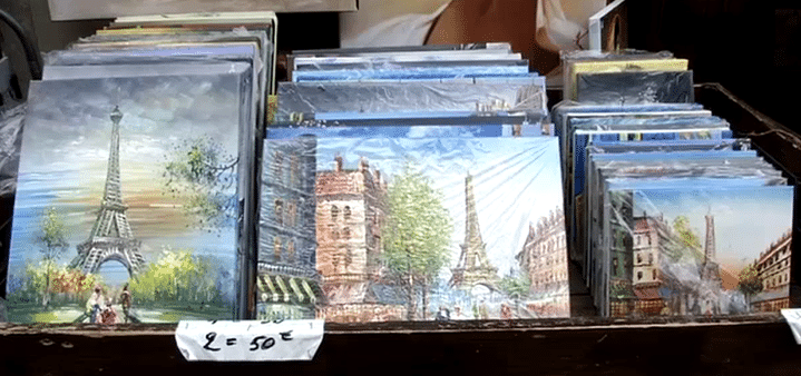 Des toiles de Chine encore emballées dans une boutique de Montmartre
 (Capture d&#039;image France3/Culturebox)