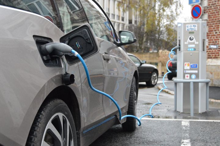 Une voiture électrique branchée à une borne de rechargement, en novembre 2015. (MAXPPP)