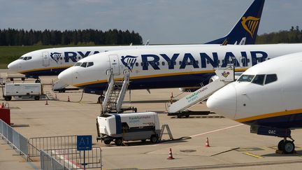 Des avions de la compagnie Ryanair à l'aéroport de&nbsp;Francfort-Hahn en Allemagne, le 14 avril 2020.&nbsp; (THOMAS FREY / DPA)