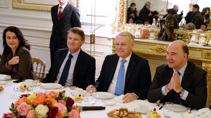 C&eacute;cile Duflot, Vincent Peillon, Jean-Marc Ayrault et Pierre Moscovici, lors d'un petit-d&eacute;jeuner au minist&egrave;re de l'Int&eacute;rieur, le 3 janvier 2014. (LIONEL BONAVENTURE / AFP)