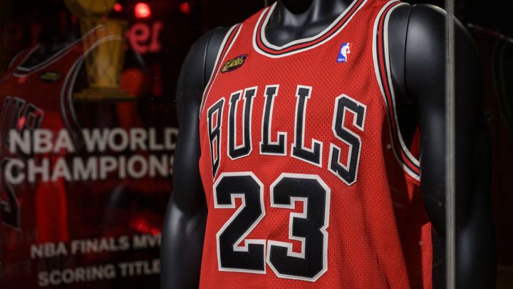 Porté lors de son dernier titre victorieux en 1998, ce maillot du basketteur Michael Jordan a été adjugé pour 10,1 millions de dollars, en septembre 2022. (ANGELA WEISS / AFP)