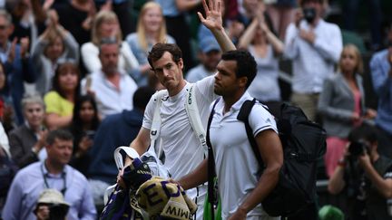 L'Ecossais Andy Murray et le Français Jo-Wilfried Tsonga, à l'issue d'un quart de finale de Wimbledon, mercredi 6 juillet 2016.&nbsp; (GLYN KIRK / AFP)