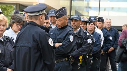 Des policiers rendent hommage à l'une de leurs collègues qui s'est suicidée, à Montpellier (Hérault), le 19 avril 2019. (MAXPPP)