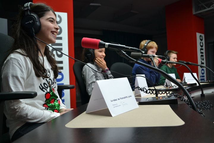 Ces écoliers de CM2 n'en sont pas à leur première interview. En classe avec leurs enseignants, ils fabriquent aussi des reportages radio et découvrent l'univers des médias grâce à des journalistes. (ESTELLE FAURE / FRANCEINFO - RADIOFRANCE)