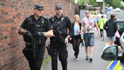 Des policiers britanniques armés patrouillent le 27 mai 2017 à Manchester (Royaume-Unis). (OLI SCARFF / AFP)