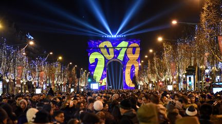 Le nouvel an célébré sur les Champs-Elysées à Paris, le 1er janvier 2018. (NEDIM / ANADOLU AGENCY / AFP)