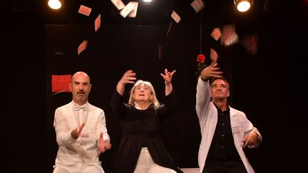 Aymeric Naudé, Catherine Mahieu et Sébastien Bourbon dans "Belvédère" d'Ana-Maria Bamberger au Guichet Montparnasse, à Paris, en octobre 2024. (DAVID TWIST)