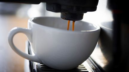 Pourquoi certaines machines à café sont-elles si bruyantes ?&nbsp; (THOMAS TRUTSCHEL / PHOTOTHEK / GETTY IMAGES)