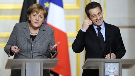 La chanceli&egrave;re allemande, Angela Merkel, et Nicolas Sarkozy lors d'une conf&eacute;rence de presse commune &agrave; l'Elys&eacute;e, le 6 f&eacute;vrier 2012. (ERIC FEFERBERG / AFP)