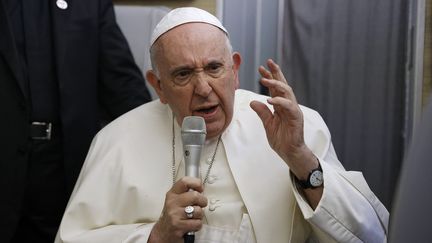 Le pape François s'exprime à bord de son avion entre le Canada et le Vatican, le 29 juillet 2022. (GUGLIELMO MANGIAPANE / AFP)