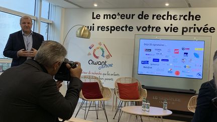 Présentation des partenaires Qwant Junior par Jean-Baptise Piacentino au siège de l'entreprise à Paris, le 27 septembre 2018. (JEROME COLOMBAIN / RADIO FRANCE)