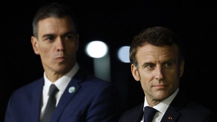 Emmanuel Macron (droite) et le Premier ministre espagnol, Pedro Sanchez, le 9 décembre 2022. (LUDOVIC MARIN / AFP)