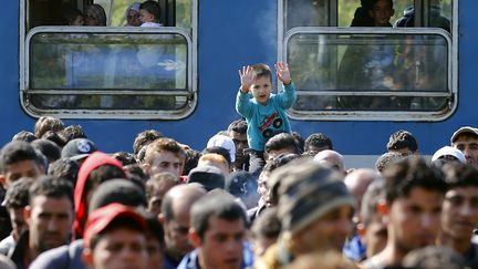 Des migrants &agrave; la gare Hegyeshalom en Hongrie, le 23 septembre 2015. (LEONHARD FOEGER / REUTERS)