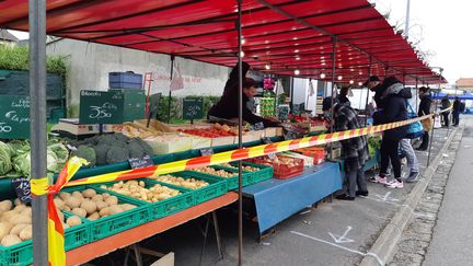 Malgré le confinement, les marchés peuvent se tenir, comme ici à Caen, mais avec des mesures de distanciation sociale. (OLIVIER DUC / FRANCE-BLEU BASSE-NORMANDIE)