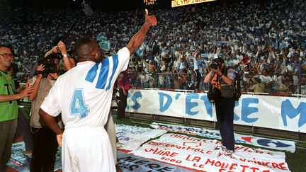 Il est un peu plus de 22 heures, l'OM devient le premier club français à remporter la Ligue des champions. Le buteur, Basile Boli, vient célébrer cette victoire historique avec les 25 000 supporters marseillais ayant fait le déplacement à Munich. Cette fois pas de larmes comme après la défaite en finale deux ans plus tôt à Bari. (GEORGES GOBET / AFP)